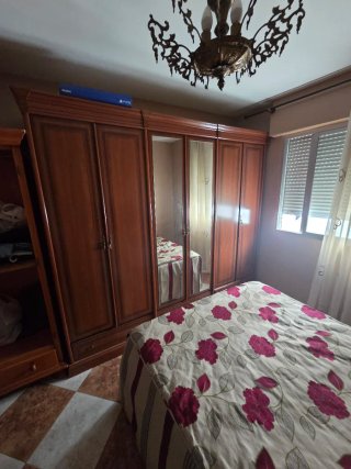 Armario de madera con varias puertas y cristal.