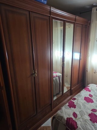 Armario de madera con varias puertas y cristal.