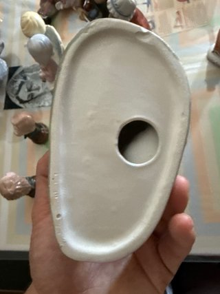 Figura porcelana niña sentada en tronco