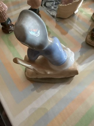 Figura porcelana niña sentada en tronco