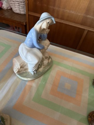 Figura porcelana niña sentada en tronco
