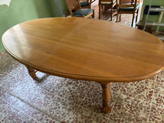 Mesa de comedor ovalada con 6 sillas