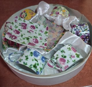 JUEGO DE TAZAS Y PLATOS