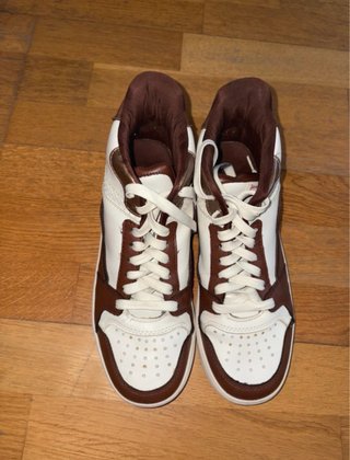 Zapatillas deportivas altas marrones y blancas