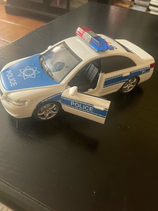 Coche de policía de juguete con luces y sonidos