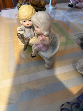 Pareja figuras porcelana en sofá