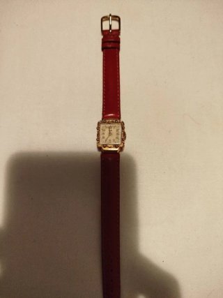 Reloj Local Antiguo Dorado y Rojo