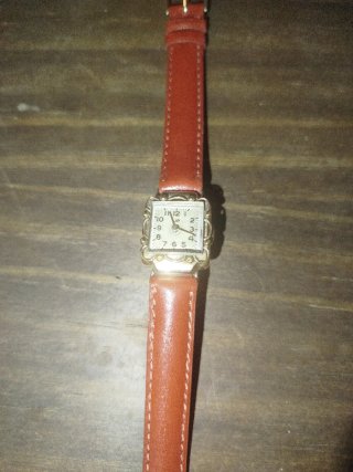 Reloj Local Antiguo Dorado y Rojo