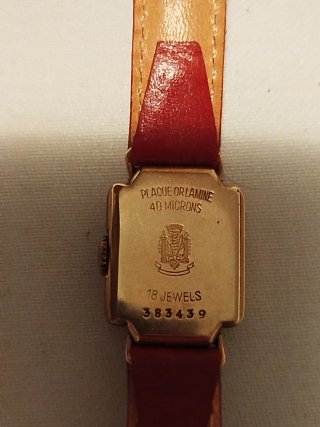 Reloj Local Antiguo Dorado y Rojo