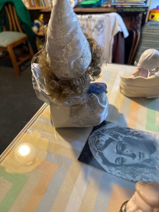 Figura porcelana con gorro y lazo