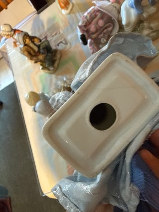 Figura porcelana con gorro y lazo