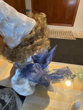 Figura porcelana con gorro y lazo