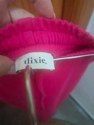 Falda fucsia recta .Media pierna.