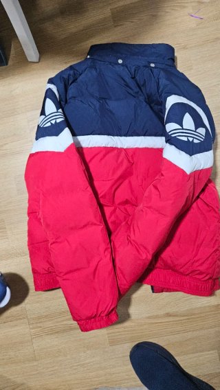 Chaqueta Adidas acolchada azul y roja