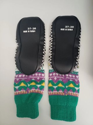 Bata negra  y 2 pares calcetines invierno