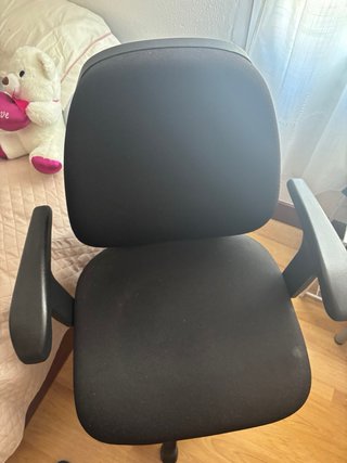 Silla de oficina negra de tela