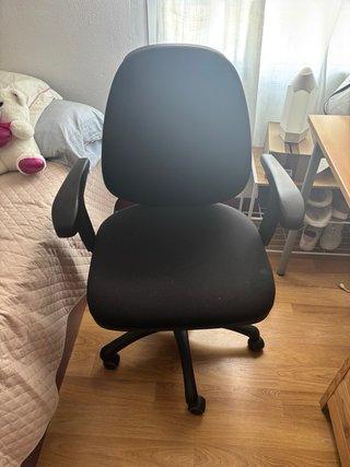 Silla de oficina negra de tela