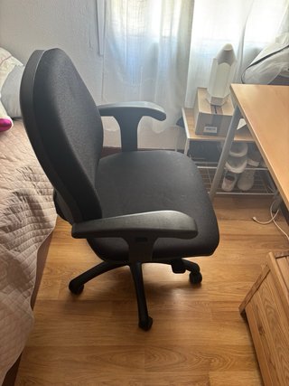 Silla de oficina negra de tela