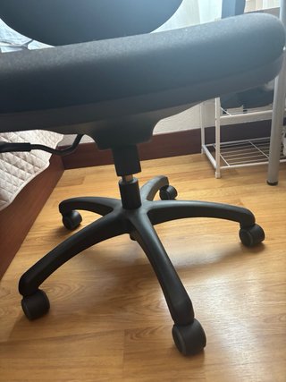 Silla de oficina negra de tela