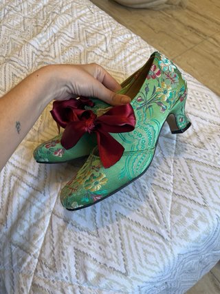 Traje de Fallera verde con manteletas plata