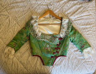 Traje de Fallera verde con manteletas plata