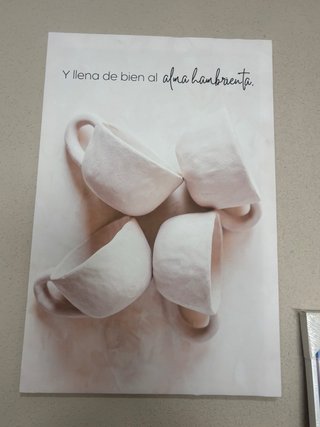 Tazas de cerámica blancas y beige