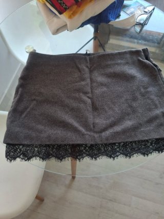 Falda gris con encaje negro