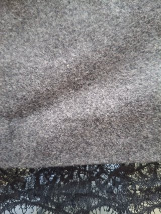 Falda gris con encaje negro