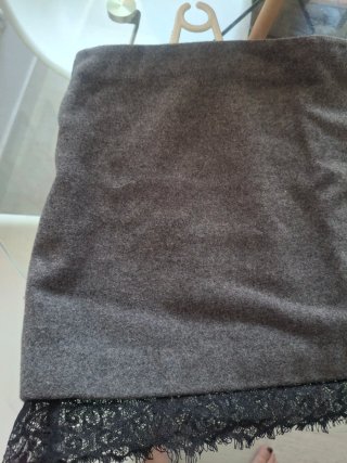 Falda gris con encaje negro