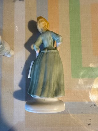 Figura porcelana mujer campo vestido