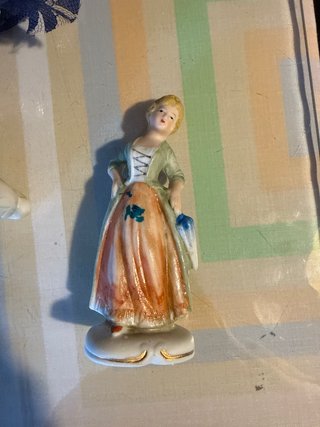 Figura porcelana mujer campo vestido