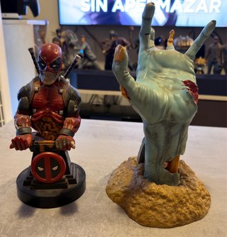 Soportes CableGuys Deadpool Zombie y Mano Zombie