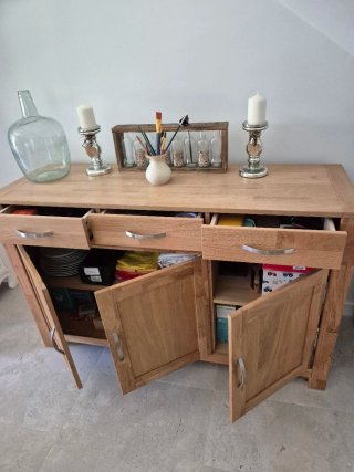 Cómoda de madera con cajones y puertas