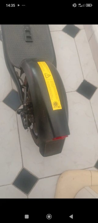 Patinete eléctrico con cargador