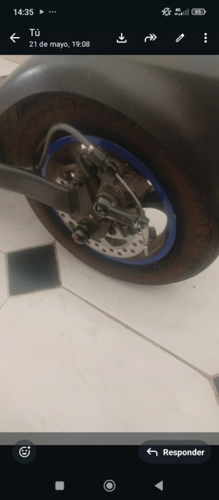 Patinete eléctrico con cargador