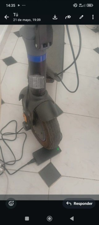 Patinete eléctrico con cargador