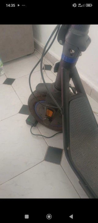 Patinete eléctrico con cargador