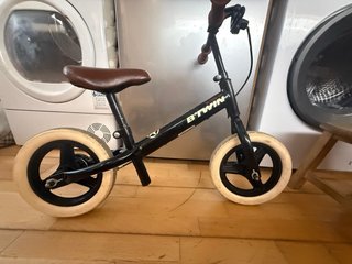 Bicicleta de equilibrio Btwin negra