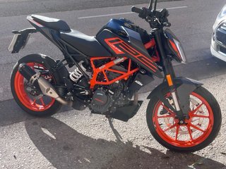 KTM Duke 125 Negra y Naranja