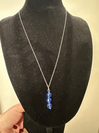 Collana con cristalli blu e acciaio