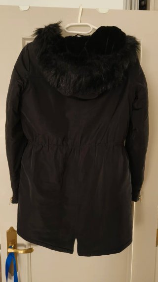 Abrigo Parka Negro con Capucha y Cremalleras Dorad