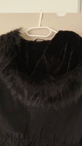 Abrigo Parka Negro con Capucha y Cremalleras Dorad