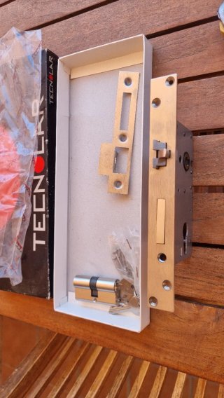 Cerradura TecnoLar con bombín y llaves