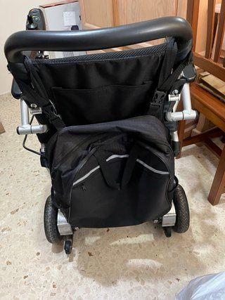 Silla de ruedas electrica pequeña plegable.