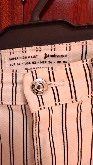 Pantalón de rayas blanco y negro.