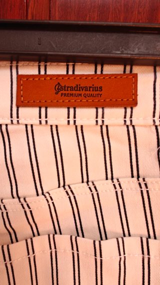 Pantalón de rayas blanco y negro.
