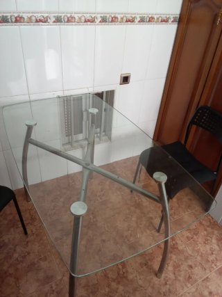 Mesa de cristal y metal