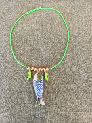 Collana con ciondolo pesce verde e perline