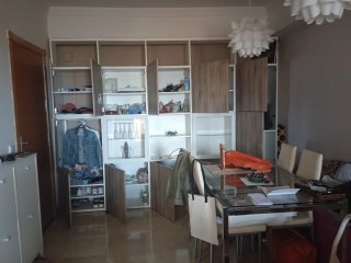 Mueble de salón modular  madera y cristal.