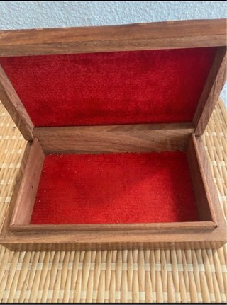 Caja de madera tallada y con incrustaciones